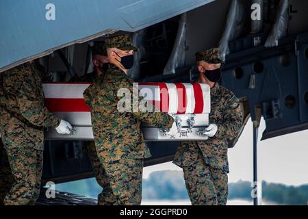 Marines avec Alpha Company, Marine Barracks Washington, a eu le devoir solennel et honorable de servir d'équipe de transfert digne pour les Marines déchus à la base aérienne de Douvres, Delaware. Nous vous demandons de garder ces Marines, ces membres du service et ces familles dans vos pensées et vos prières. Semper Fidelis. Nous nous souviendrons toujours des membres de service suivants qui ont fait le sacrifice ultime le 26 août à Kaboul, en Afghanistan: Le sergent d'état-major. Ryan C. Knauss, 23 ans, États-Unis ; Sgt. Darin T. Hoover, 31 ans, USMC; Sgt. Nicole L. Gee, 23 ans, USMC; Sgt. Johanny Rosario Pichardo 25, USMC; Cpl. Humberto A. Sanchez, 22, Banque D'Images