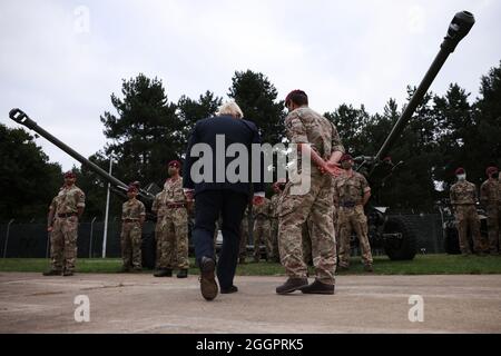 Le Premier ministre Boris Johnson rencontre des membres de la Brigade d'assaut aérienne 16 au quartier général de la Brigade à la caserne Merville de Colchester, Essex, Suite à leur récent déploiement en Afghanistan pour permettre l'évacuation en toute sécurité des ressortissants britanniques et des Afghans qui ont travaillé aux côtés des forces britanniques et qui ont eu le droit de s'installer au Royaume-Uni. Date de la photo : jeudi 2 septembre 2021. Banque D'Images