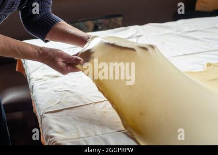 Pâte étirée pour strudel sur table de cuisine Banque D'Images