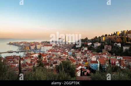 Vue panoramique de la vieille ville côtière de Piran en Slovénie Banque D'Images