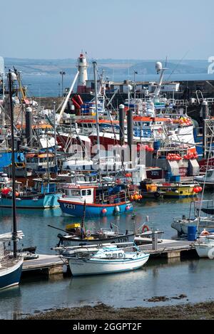 Newlyn, Cornwall, Angleterre, Royaume-Uni. 2021. Un petit bateau de pêche naviguant dans le port de Newlyn, le plus grand port de pêche d'Angleterre, au Royaume-Uni. Banque D'Images