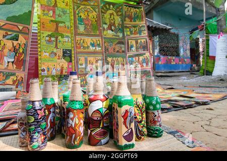 PINGLA, BENGALE-OCCIDENTAL , INDE - 16 NOVEMBRE 2015 : des objets artisanaux colorés sont en cours de préparation à la vente dans le village de Pingla. L'artisanat est populaire rural Banque D'Images