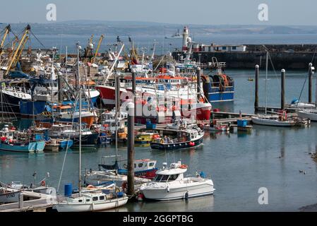 Newlyn, Cornwall, Angleterre, Royaume-Uni. 2021. Un petit ferry avec des passagers, naviguant dans le port de Newlyn, le plus grand port de pêche d'Angleterre, au Royaume-Uni. Banque D'Images
