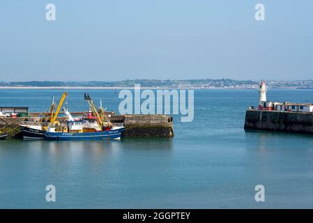 Newlyn, Cornwall, Angleterre, Royaume-Uni. 2021. Chalutiers de pêche le long du port de Newlyn, le plus grand port de pêche d'Angleterre, au Royaume-Uni. Banque D'Images