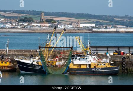 Newlyn, Cornwall, Angleterre, Royaume-Uni. 2021. Chalutiers de pêche le long du port de Newlyn, avec toile de fond de la ville de Penzance. Banque D'Images