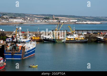 Newlyn, Cornwall, Angleterre, Royaume-Uni. 2021. Chalutiers de pêche le long du port de Newlyn, avec toile de fond de la ville de Penzance. Banque D'Images