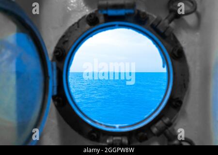 Hublot dans la cabine du ferry. Le ferry navigue sur la mer. Banque D'Images