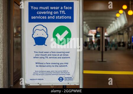 Uxbridge, quartier londonien de Hillingdon, Royaume-Uni. 2 septembre 2021. Panneaux transport pour Londres à la station de métro Uxbridge rappelant aux passagers qu'ils doivent porter des couvre-visage à la fois sur les services et les gares. Crédit : Maureen McLean/Alay Banque D'Images