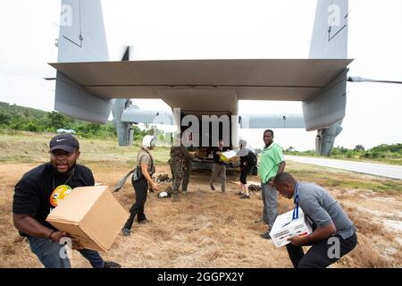 Jeremie, Haïti. 1er septembre 2021. Des Marines et des volontaires des États-Unis ont déchargé des vivres d'un avion à rotor incliné MV-22B Osprey lors d'une mission humanitaire le 1er septembre 2021 à Jeremie, en Haïti. L'armée, l'USAID et les volontaires participent à la suite du récent tremblement de terre. Crédit : Cpl. Yuritzy Gomez/États-Unis Marines/Alamy Live News Banque D'Images