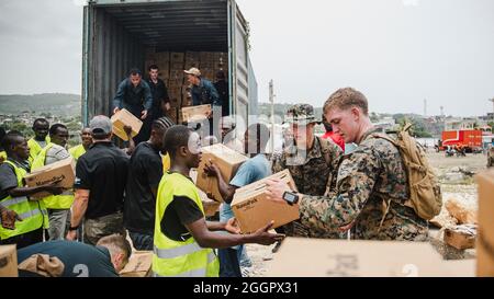 Jeremie, Haïti. 31 août 2021. Les Marines, les marins et les bénévoles des États-Unis ont déchargé des vivres lors d'une mission humanitaire le 31 août 2021 à Jeremie, en Haïti. L'armée, l'USAID et les volontaires participent à la suite du récent tremblement de terre. Crédit : Lcpl. Jacqueline C. Arre/États-Unis Marines/Alamy Live News Banque D'Images