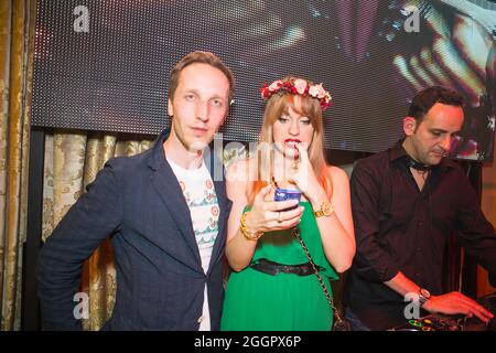 Odessa, Ukraine 26 avril 2014: DJ au travail dans la discothèque de luxe pendant la soirée. Le DJ fait la fête à l'élite de la boîte de nuit. Banque D'Images