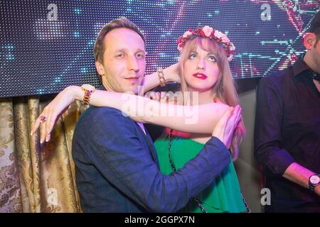 Odessa, Ukraine 26 avril 2014: DJ au travail dans la discothèque de luxe pendant la soirée. Le DJ fait la fête à l'élite de la boîte de nuit. Banque D'Images