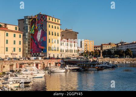 Œuvre d'art Graffiti représentant le musicien Pietro Mascagni (né à Livourne) situé à Livourne sur la 'scali delle Cantine'. Auteur: El Rey de la Ruina Banque D'Images