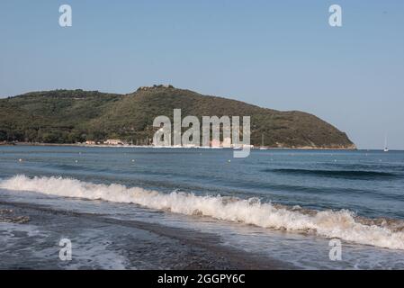Baratti, Piombino, Livourne. Plage de Baratti le matin. Banque D'Images