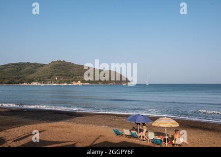 Plage de Baratti et Populonia au sommet de la colline du promontoire Banque D'Images