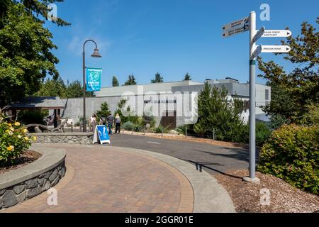 Tacoma, WA USA - vers août 2021 : vue extérieure du bâtiment de l'aquarium des mers du Pacifique dans le zoo de point Defiance par une journée ensoleillée. Banque D'Images