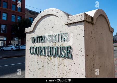 Tacoma, WA USA - vers août 2021 : vue sur la rue du panneau du palais de justice des États-Unis à l'extérieur de Union Station dans le centre-ville Banque D'Images