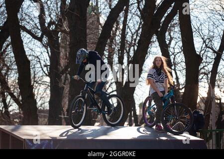 Lviv, Ukraine - 12 mars 2020: BMX dans le parc de skatepark de la ville. Un groupe d'adolescents sur les vélos BMX dans un parc de skate. Sports extrêmes. Banque D'Images