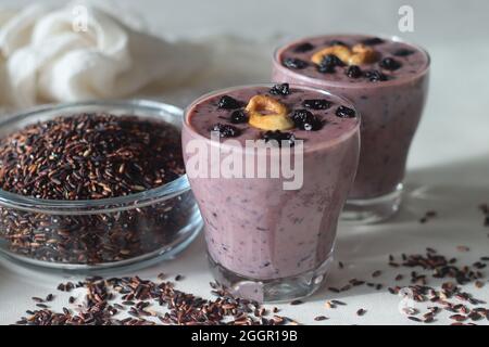 Riz au lait noir. Fait avec du riz noir mijoté dans du lait, sucré avec du sucre et aromatisé à la cardamome. Le riz noir est appelé riz interdit, est t Banque D'Images