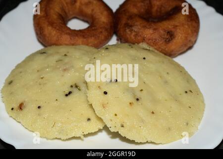 Petit déjeuner populaire sud indien fait maison Rava idli avec Medu ama dans une assiette blanche. Banque D'Images