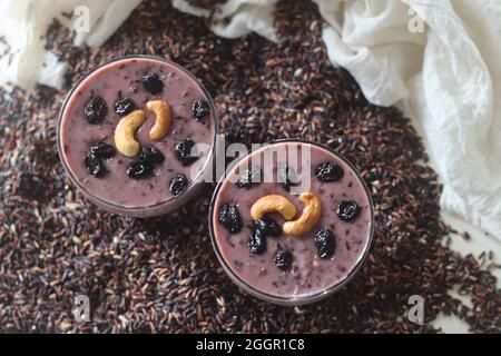 Riz au lait noir. Fait avec du riz noir mijoté dans du lait, sucré avec du sucre et aromatisé à la cardamome. Le riz noir est appelé riz interdit, est t Banque D'Images