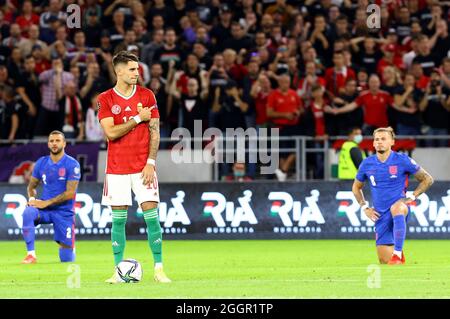 Dominik Szoboszlai, de Hongrie, se place sur son maillot sous le nom de Kyle Walker (à gauche) en Angleterre et de Kevin Phillips lors du match de qualification de la coupe du monde de la FIFA 2022 à la Puskas Arena, en Hongrie. Date de la photo : jeudi 2 septembre 2021. Banque D'Images