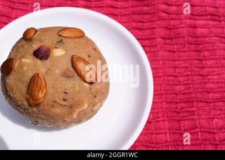 Churma ladoo ou atta ladoo fait de farine de blé, de jaggery et de ghee. Grande taille doux pour l'offrande religieuse au seigneur ganesha pour ganesh chaturthi festive Banque D'Images