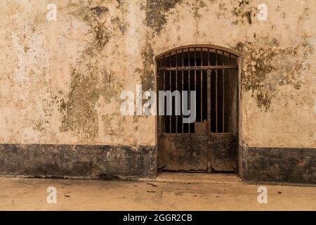 Intérieur d'une ancienne prison à l'Ile Royale, une des îles des Iles du Salut en Guyane française. Banque D'Images