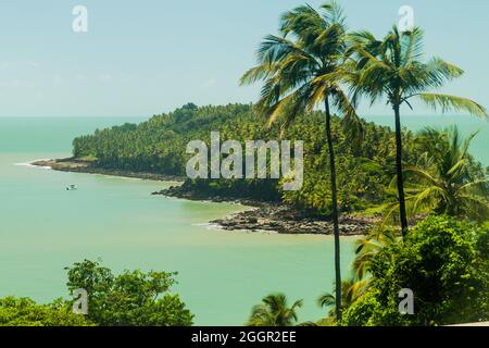 Vue sur l'Ile du Diable (Ile du Diable) depuis l'Ile Royale dans l'archipel des Iles du Salut (Iles du Salut) en Guyane française Banque D'Images