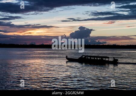Traversée en ferry de la rivière Maroni (Marowijne) (vers le Suriname) à St Laurent du Maroni, Guyane française. Banque D'Images