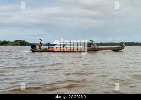 ST LAURENT DU MARONI, GUYANE FRANÇAISE - 4 AOÛT 2015 : traversée du fleuve Maroni (Marowijne) (vers le Suriname) à St Laurent du Maroni, Guyane française. Banque D'Images