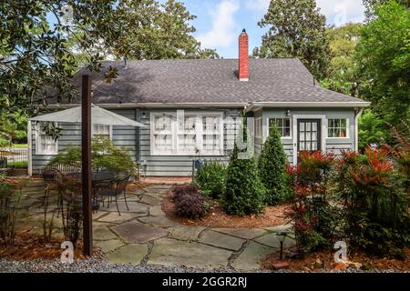 Une vue arrière d'une petite maison de style cottage bleue récemment rénovée Banque D'Images