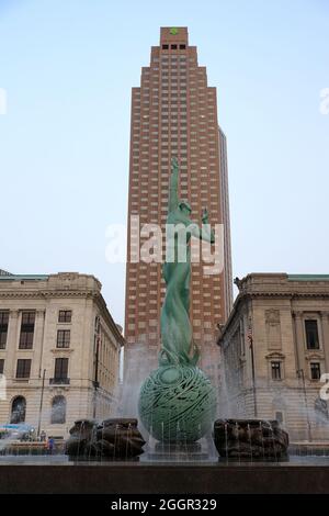 Fontaine de la vie éternelle sur Veterans Memorial Plaza avec le gratte-ciel de 200 public Square alias Huntington Bancshares bâtiment en arrière-plan.Cleveland.Ohio.USA Banque D'Images