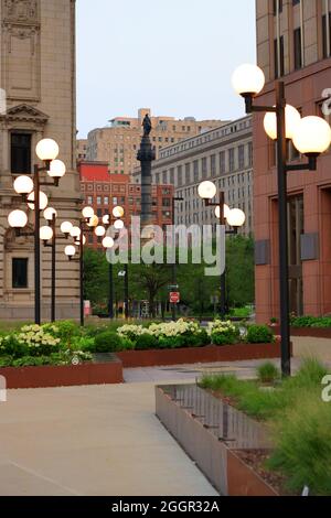 La vue de la colonne de soldats et de marins Monument à public Square depuis Veterans Memorial Plaza, le Mall of Cleveland.Downtown.Cleveland.Ohio.USA Banque D'Images