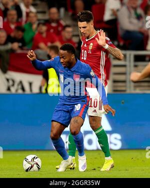 Raheem Sterling (à gauche) en Angleterre et Dominik Szoboszlai en Hongrie se battent pour le ballon lors du match de qualification de la coupe du monde de la FIFA 2022 à la Puskas Arena, en Hongrie. Date de la photo : jeudi 2 septembre 2021. Banque D'Images