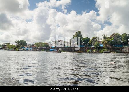 OIAPOQUE, BRÉSIL - 1er AOÛT 2015 : petits bateaux sur la rivière Oiapok (Oiapoque ou Oyapock) dans la ville d'Oiapoque. Banque D'Images