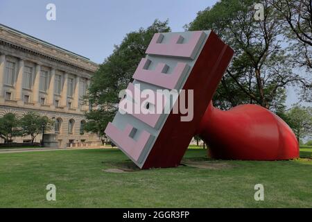 Free Stamp la plus grande sculpture au monde de timbres en caoutchouc créée par Claes Oldenburg et Coosje van Bruggen exposition dans Willard Park.Cleveland.Ohio.USA Banque D'Images