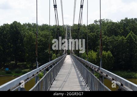 Pont suspendu pour piétons au-dessus de la rivière Neman à Mosty, Biélorussie. Le plus long pont suspendu de la République du Bélarus . Banque D'Images