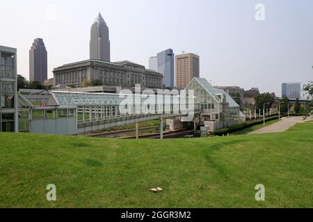 Horizon du centre-ville avec la station de métro RTA-Cleveland en premier plan.Cleveland.Ohio.USA Banque D'Images