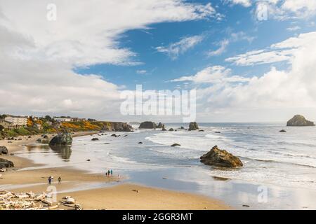 Bandon, Oregon, États-Unis. 1er mai 2021. Personnes marchant sur la plage à Bandon, Oregon. Banque D'Images