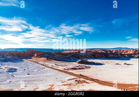Route à travers la vallée de la Lune, désert d'Atacama, Chili Banque D'Images