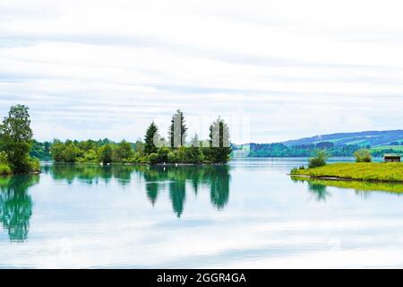 Réservoir Lech à Lechbruck am See. Vue sur le lac et la nature environnante. Réflexion dans l'eau. Banque D'Images