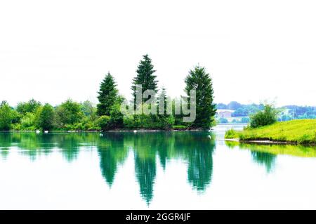 Réservoir Lech à Lechbruck am See. Vue sur le lac et la nature environnante. Réflexion dans l'eau. Banque D'Images