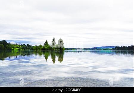 Réservoir Lech à Lechbruck am See. Vue sur le lac et la nature environnante. Réflexion dans l'eau. Banque D'Images