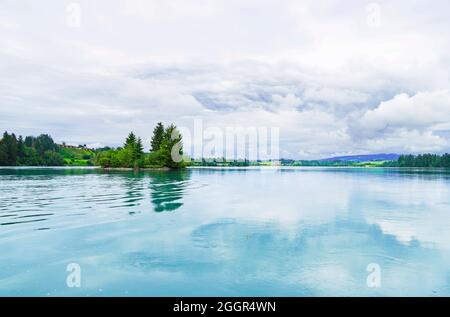 Réservoir Lech à Lechbruck am See. Vue sur le lac et la nature environnante. Réflexion dans l'eau. Banque D'Images