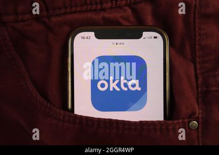 KONSKIE, POLOGNE - 17 août 2021 : logo Okta Inc affiché sur le téléphone mobile caché dans la poche des jeans Banque D'Images