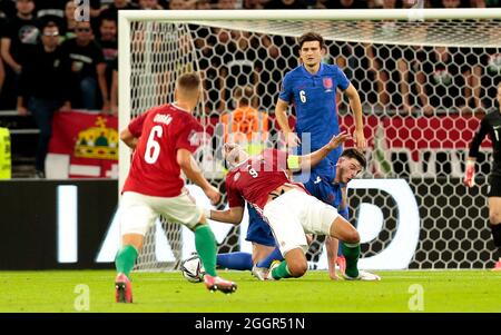 Declan Rice en Angleterre et Adam Szalai en Hongrie se battent pour le ballon lors du match de qualification de la coupe du monde de la FIFA 2022 à la Puskas Arena en Hongrie. Date de la photo : jeudi 2 septembre 2021. Banque D'Images