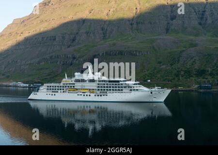 Bateau d'expédition de luxe Crystal Endeavour arrivant dans le fjord à Seydisfjordur, Islande. Banque D'Images