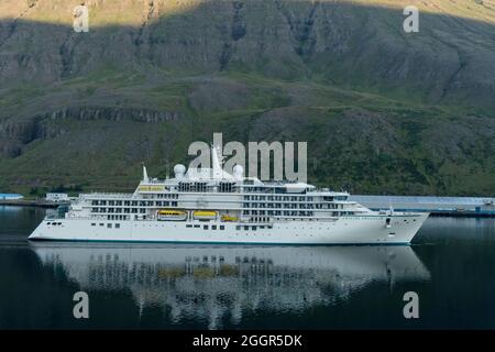 Bateau d'expédition de luxe Crystal Endeavour arrivant dans le fjord à Seydisfjordur, Islande. Banque D'Images