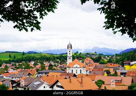 Vue panoramique sur Nesselwang dans l'Allgäu bavarois. Vue de dessus de la petite ville idyllique. Banque D'Images